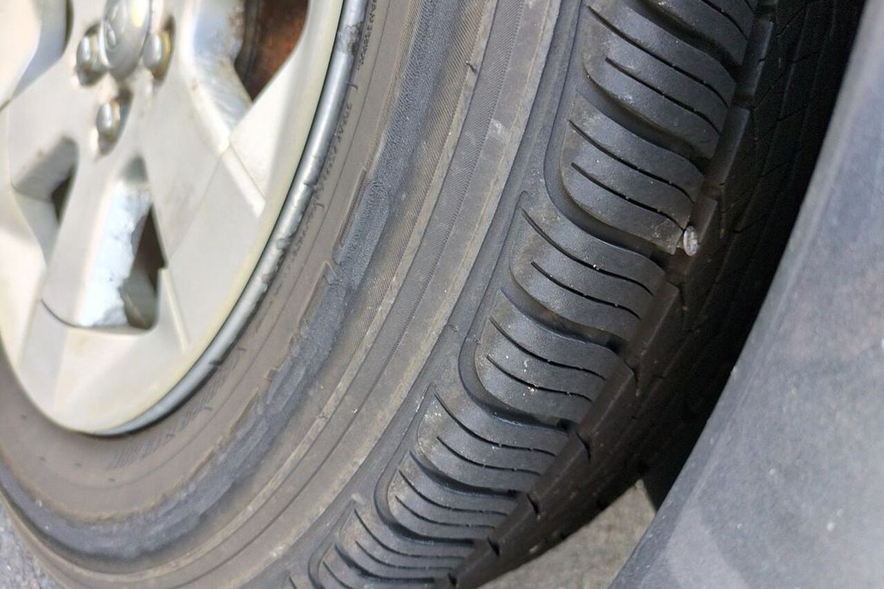 Worn tyre: document known defects and disclose them