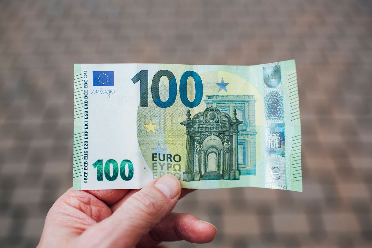 Euro-Geldschein der aktuellen Serie, von einer Hand gehalten