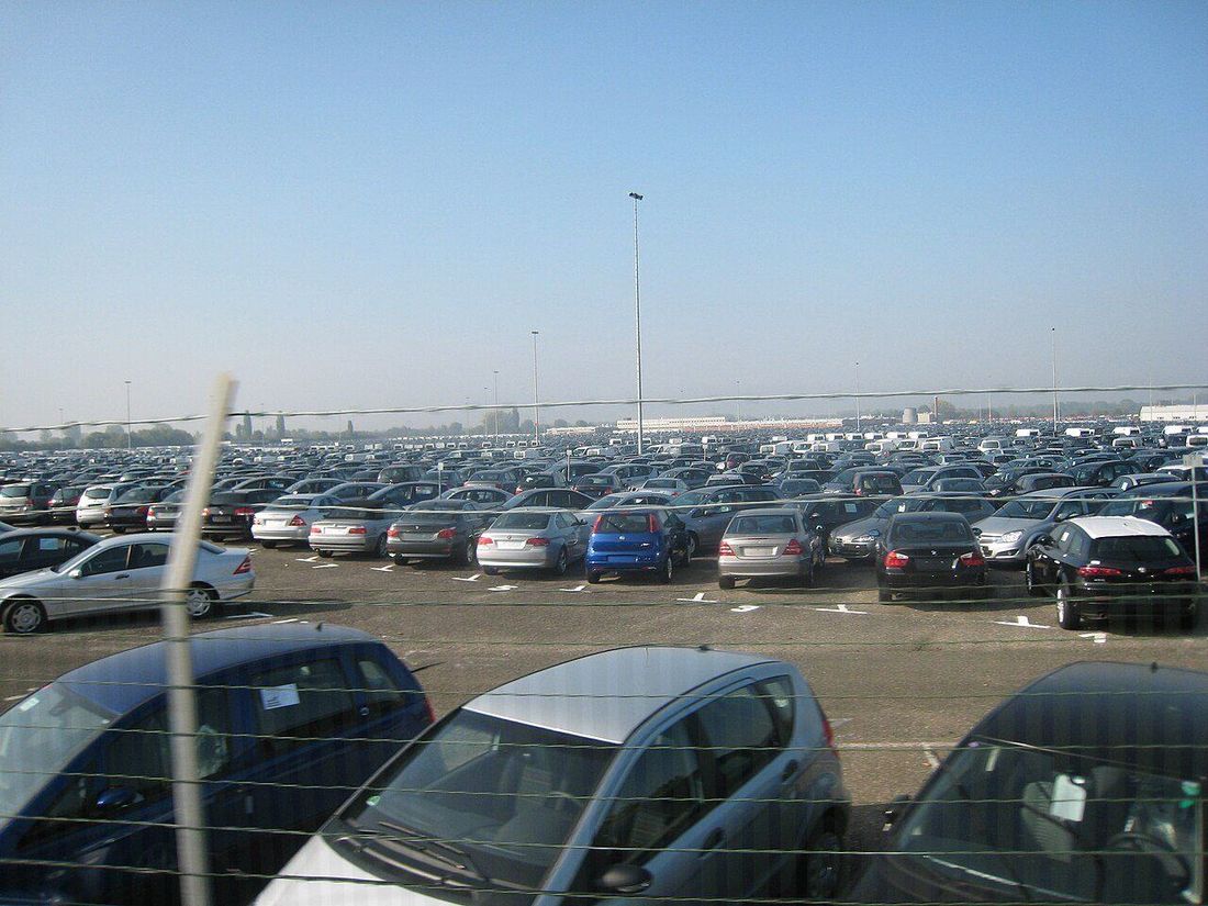 Symbolbild Fahrzeugangebot: Logistikparkplatz in Kippenheim, historische Aufnahme von 2007, kein Autohaus