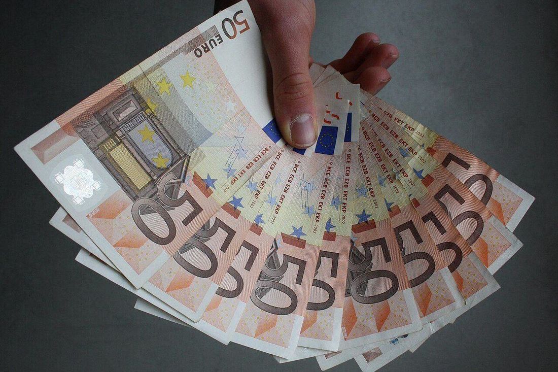 Euro-Bargeld als Symbol für Kaufbudget und Eigenmittel, kein abgebildeter Kreditabschluss