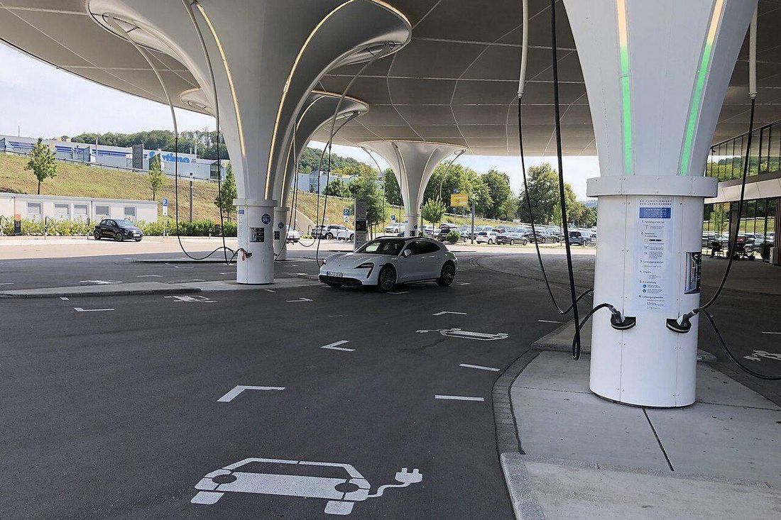 Elektroauto an einer Ladeanlage in Zusmarshausen: Ladeumgebung, kein eindeutig sichtbarer angeschlossener Ladevorgang
