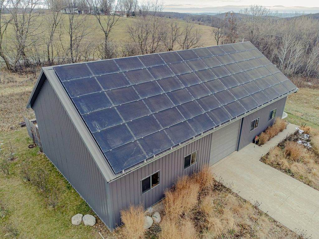 Große Photovoltaikanlage auf einem nach Süden ausgerichteten Dach eines Einfamilienhauses