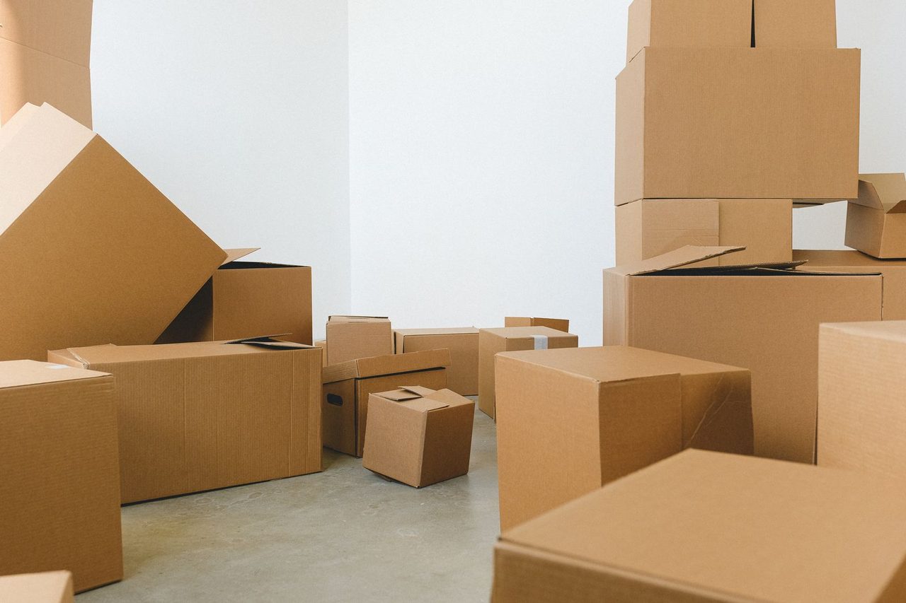Umzugskartons in einem frisch gestrichenen leeren Zimmer